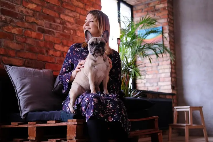 Spokojená nájemnice s kočkou v náručí – bezpečné bydlení pro majitele zvířat s HOME-PET.